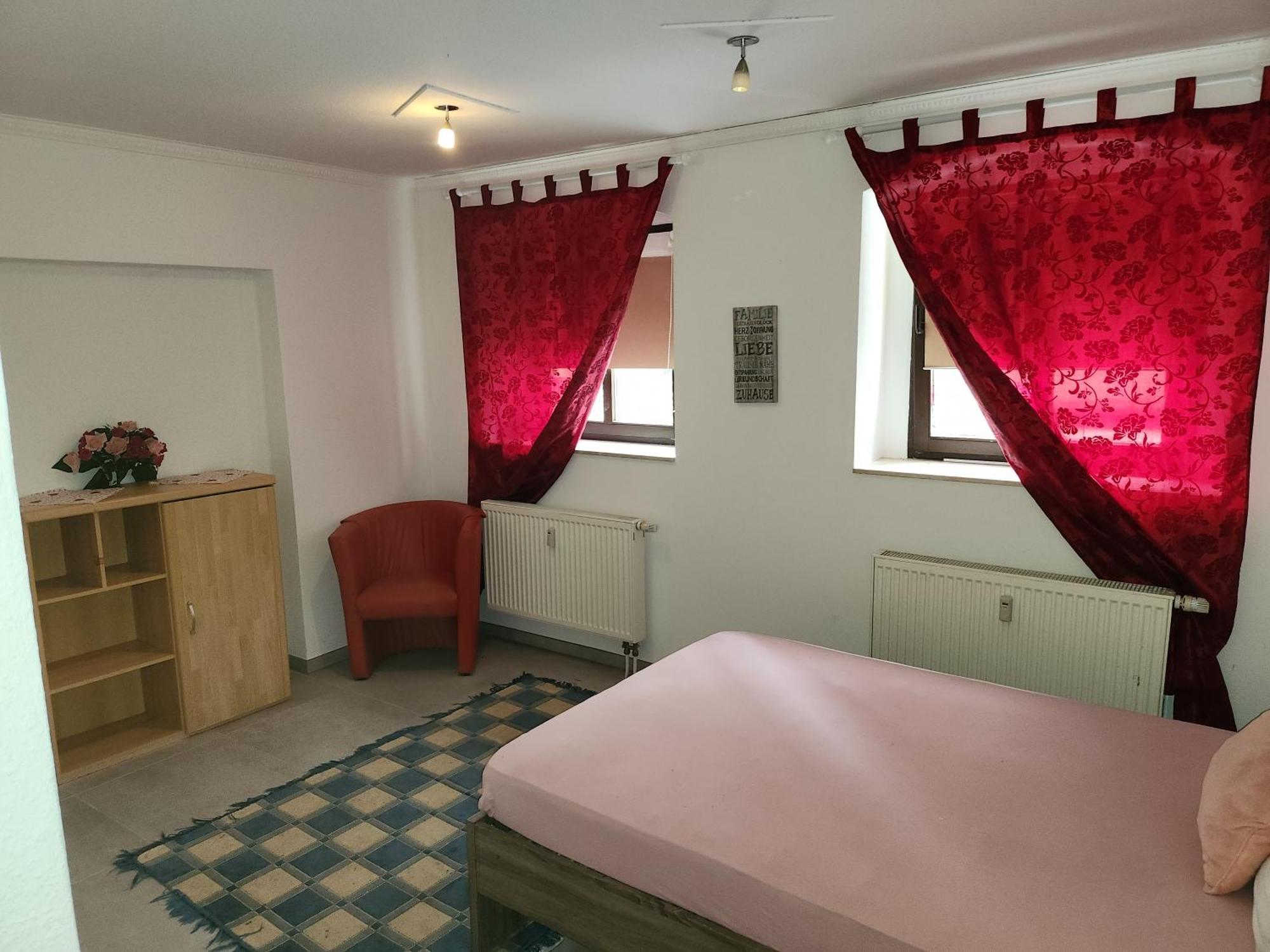 Apartment Halle, -preise, 79 Qm Sd Fewo, Eg, Wahlweise Mit 1- 3 Dz, Tv Lounge, Kueche, Bad Wc Einfach Und Gut, Langzeitmieter Vb Preise
