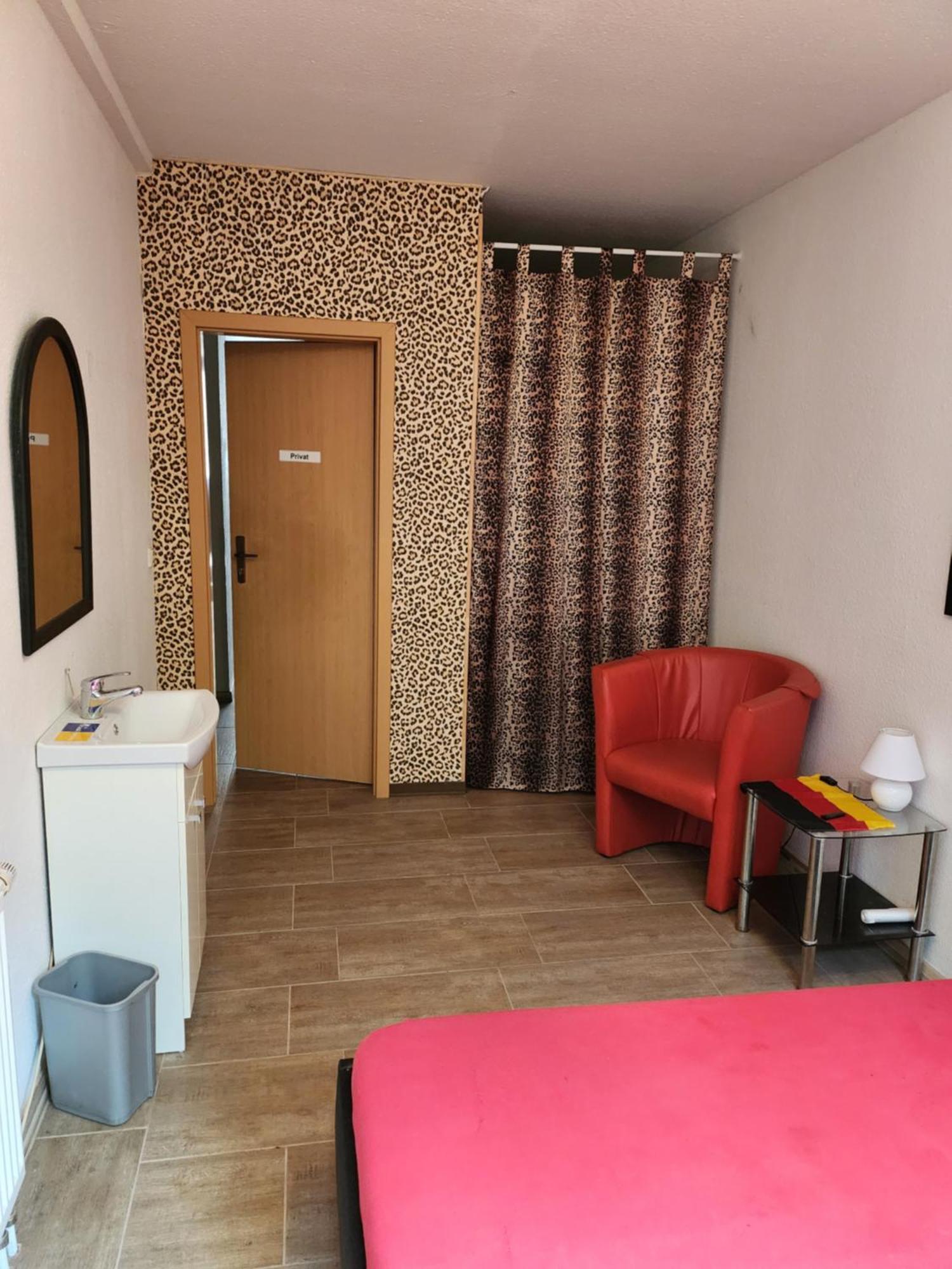 Apartment Halle, -preise, 79 Qm Sd Fewo, Eg, Wahlweise Mit 1- 3 Dz, Tv Lounge, Kueche, Bad Wc Einfach Und Gut, Langzeitmieter Vb Preise *