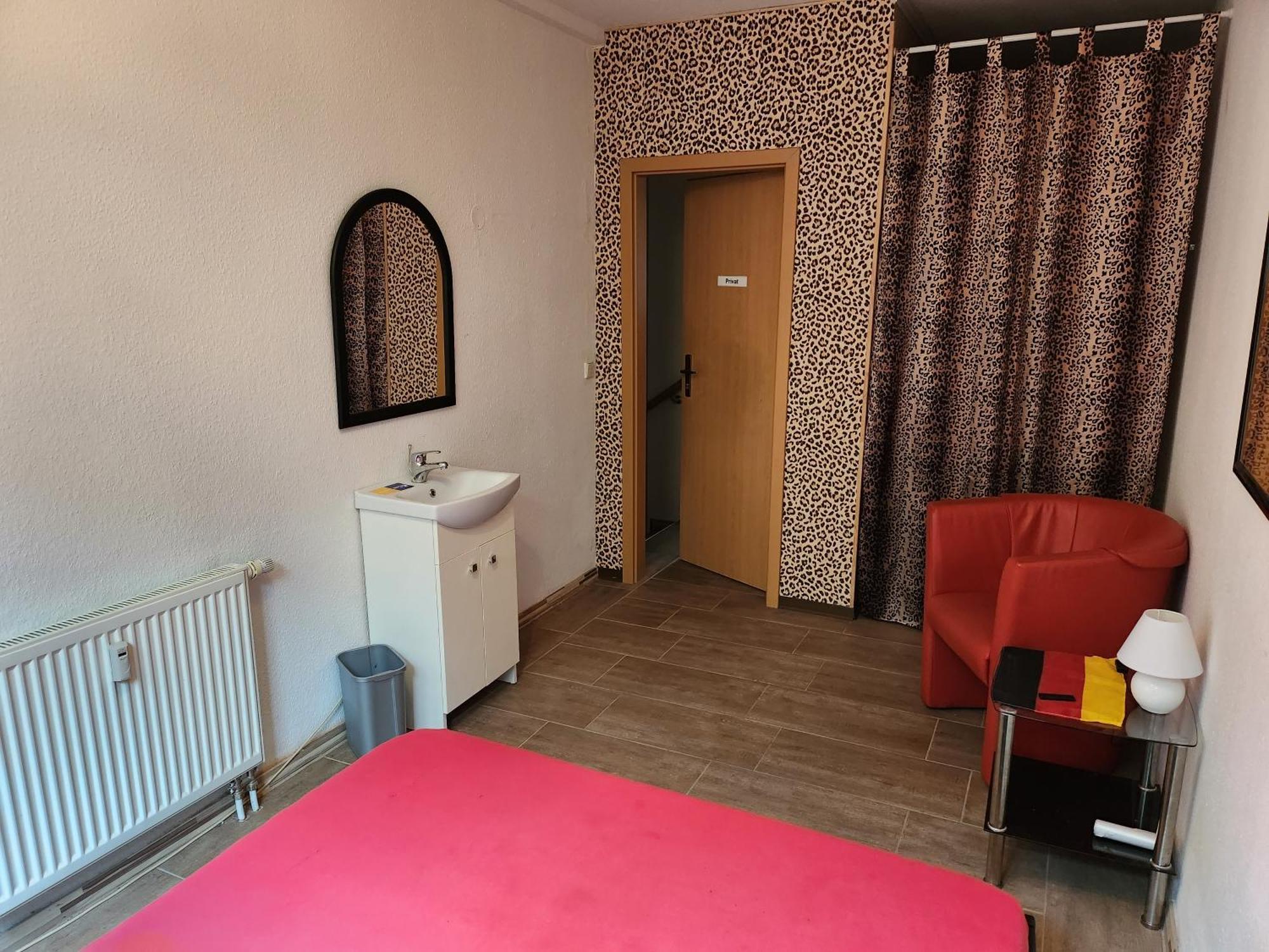 Halle, -preise, 79 Qm Sd Fewo, Eg, Wahlweise Mit 1- 3 Dz, Tv Lounge, Kueche, Bad Wc Einfach Und Gut, Langzeitmieter Vb Preise *
