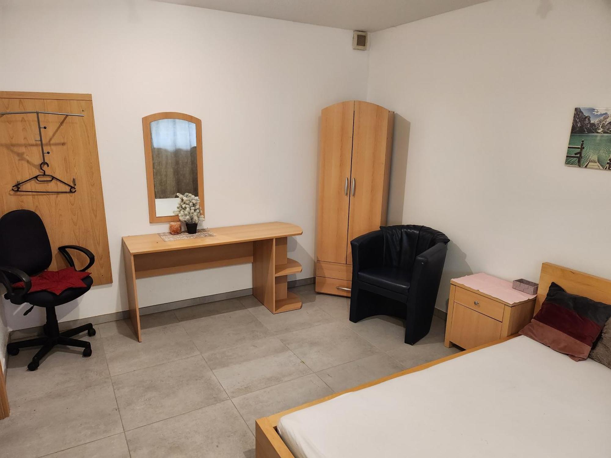 Halle, -preise, 79 Qm Sd Fewo, Eg, Wahlweise Mit 1- 3 Dz, Tv Lounge, Kueche, Bad Wc Einfach Und Gut, Langzeitmieter Vb Preise Apartment Halle (Saale)