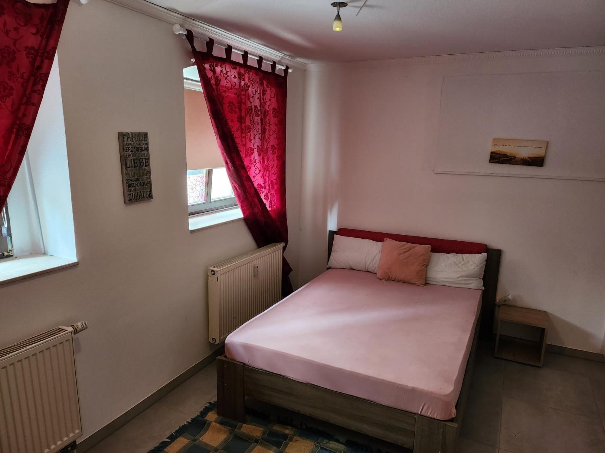 Halle, -preise, 79 Qm Sd Fewo, Eg, Wahlweise Mit 1- 3 Dz, Tv Lounge, Kueche, Bad Wc Einfach Und Gut, Langzeitmieter Vb Preise Apartment