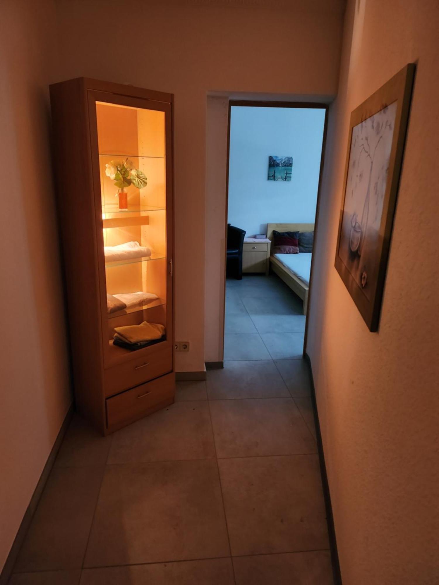 Halle, -preise, 79 Qm Sd Fewo, Eg, Wahlweise Mit 1- 3 Dz, Tv Lounge, Kueche, Bad Wc Einfach Und Gut, Langzeitmieter Vb Preise Apartment Halle (Saale)